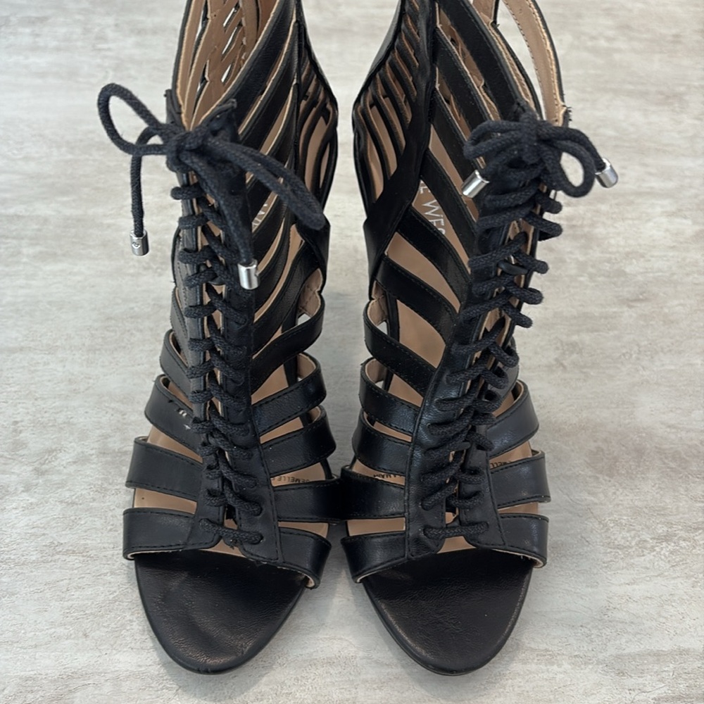 Nine West. Excellent condition. Smoke free home. Zip on heel and lace up tie